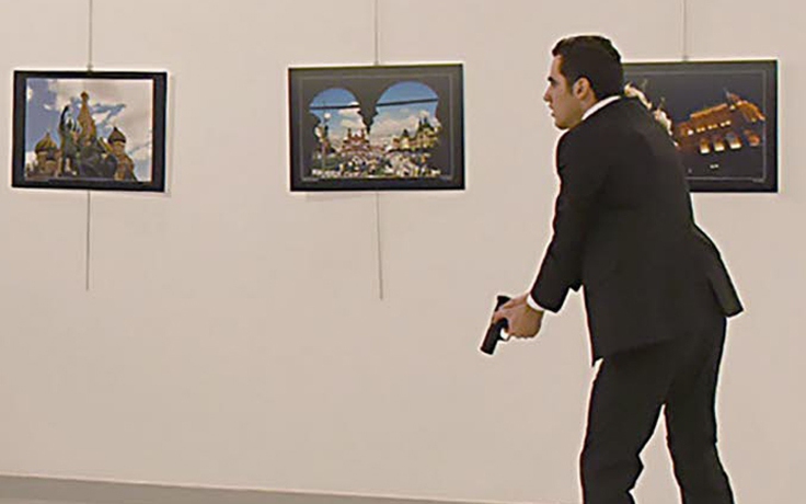 Nhà báo chứng kiến tay súng bắn chết Đại sứ Nga: Chạy hay chụp ảnh?