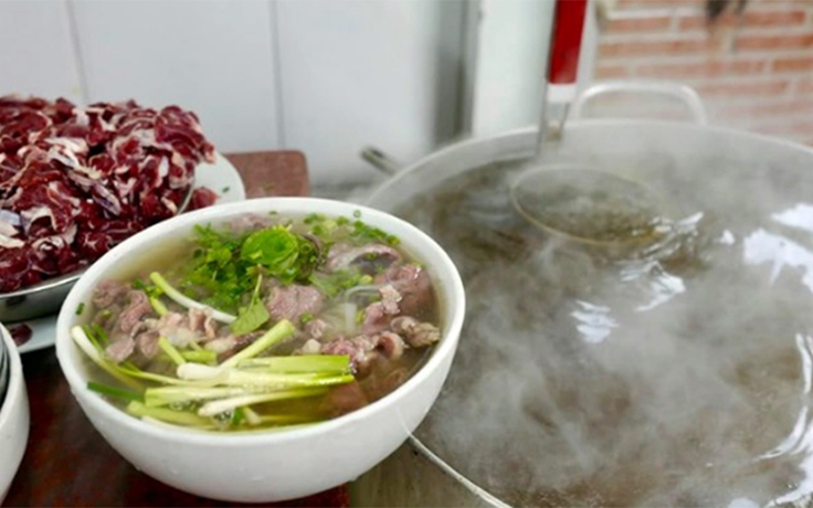 Đi ăn phở nổi tiếng Hà Nội: Sao lại nổi tiếng, nên ăn hay không?