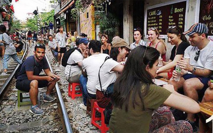 Tổng cục Du lịch nói gì về cà phê đường tàu Hà Nội?