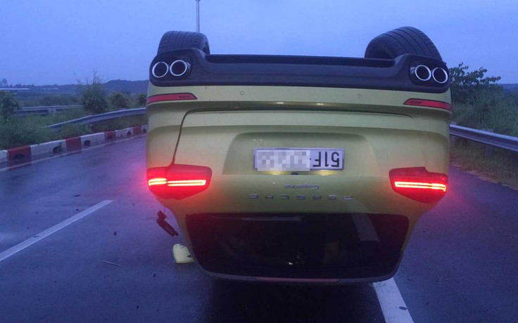 Siêu xe Porsche 'phơi bụng' trên cao tốc TP.HCM - Long Thành - Dầu Giây