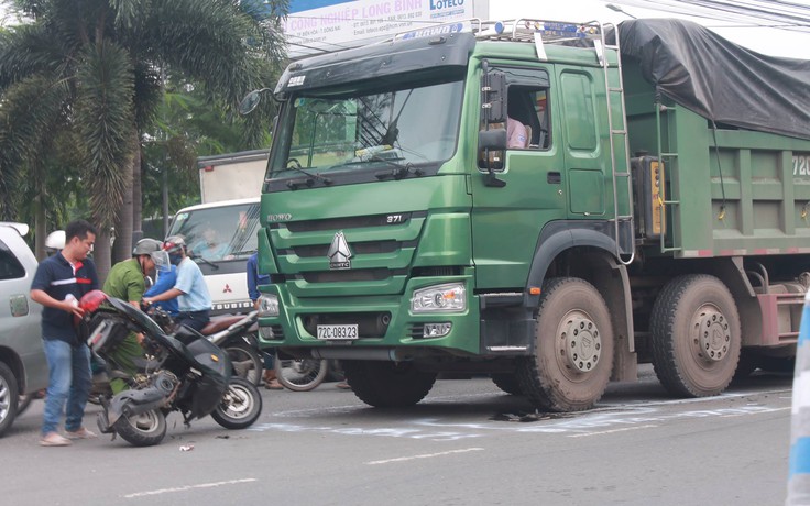 Tài xế xe ben bị đánh bằng tuýp sắt sau khi va chạm với xe máy