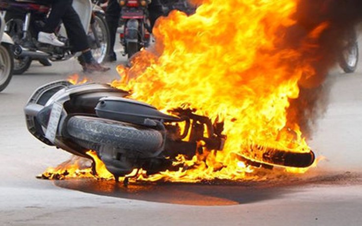Một người đàn ông đổ xăng đốt xe trên đường phố Biên Hòa