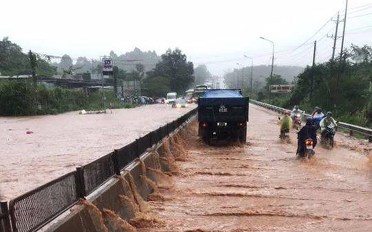 Mưa lớn, quốc lộ 1 chìm trong biển nước