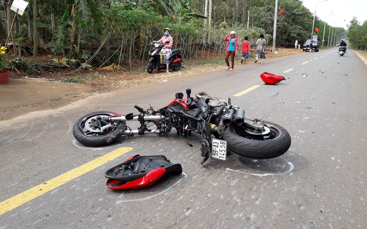 Thanh niên lái Ducati phóng 130 km/h thoát chết ngoạn mục sau khi húc đuôi xe container