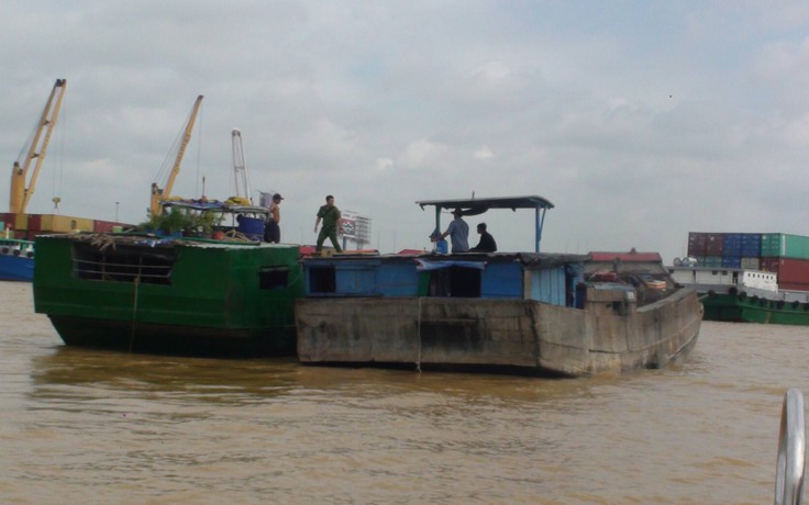 Nổ súng bắt giữ 4 tàu hút cát trái phép của 'cát tặc' trên sông Đồng Nai