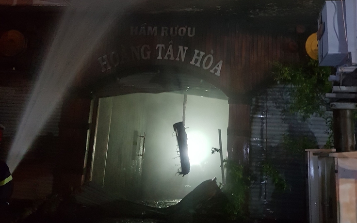 Cháy hầm rượu Hoàng Tân Hòa ở Đồng Nai lúc nửa đêm