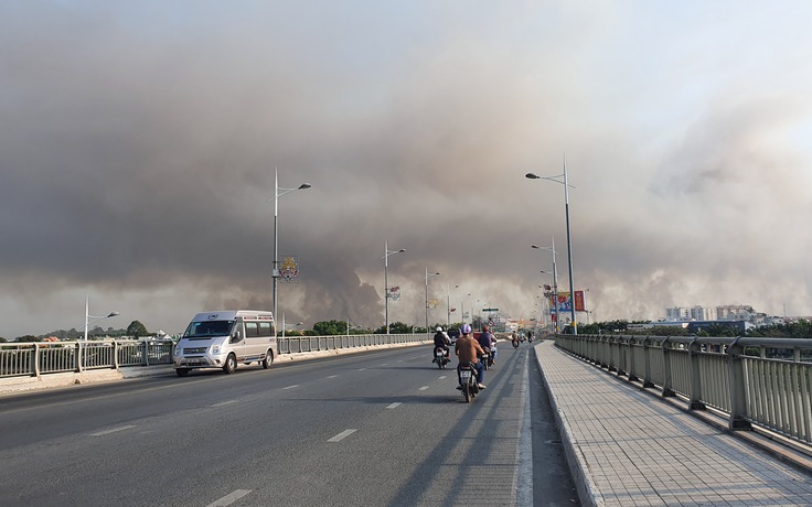 Hoang mang vì khói đen bốc lên từ Sân bay Biên Hòa: Do đốt cỏ