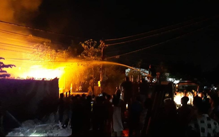 Biên Hòa: Cơ sở phế liệu bất ngờ cháy rụi trong đêm