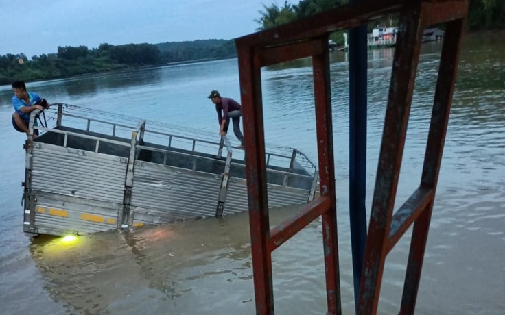 Xe tải rơi xuống sông Đồng Nai, tài xế may mắn thoát ra ngoài