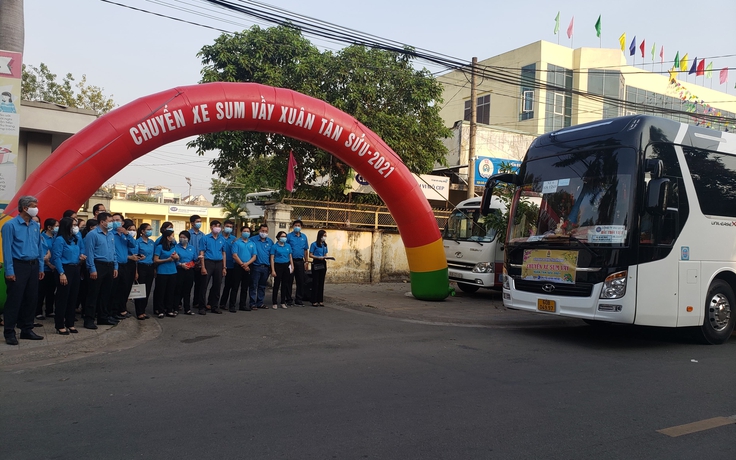 Hàng trăm công nhân trả vé xe được tặng, ở lại Đồng Nai đón Tết