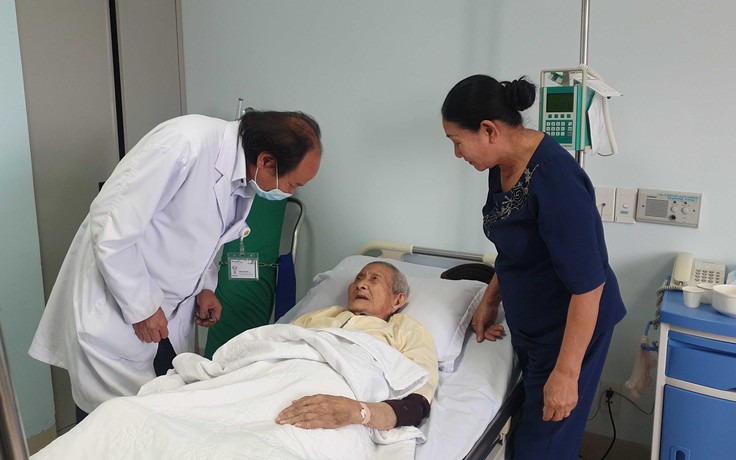 Phẫu thuật thành công ca nối xương đùi vào xương chậu cho cụ bà 101 tuổi