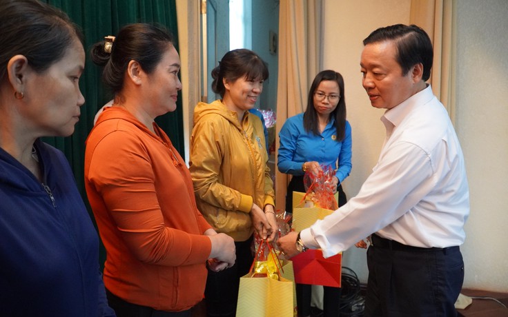 Phó thủ tướng Trần Hồng Hà tặng quà tết cho hộ nghèo, công nhân khó khăn tại Đồng Nai Phó thủ tướng Trần Hồng Hà tặng quà tết cho hộ nghèo, công nhân khó khăn tại Đồng Nai
