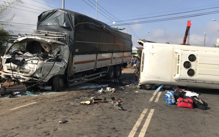 Xe khách va chạm xe tải trên quốc lộ 20, 1 người chết, 9 người bị thương