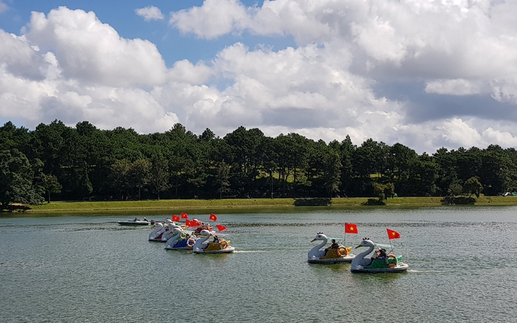 Đua xe đạp nước trên hồ Xuân Hương mừng Quốc khánh 2.9