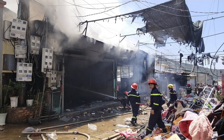 Lâm Đồng: Hoảng loạn vì cháy 3 cửa hàng lưu niệm trước cổng tịnh thất Quan Âm