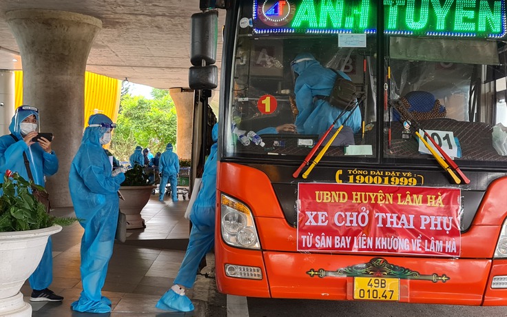 Thai phụ được về quê Lâm Đồng bằng máy bay: 'Chờ ngày này rất lâu rồi!'