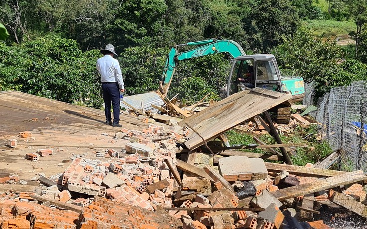 Tháo dỡ 6 căn nhà xây dựng không phép tại 'làng biệt thự' dưới chân núi Voi