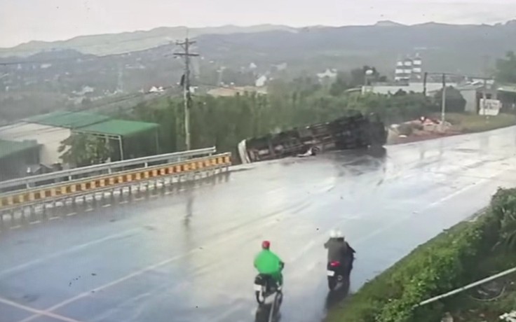 Lâm Đồng: Xe tải lật nhào trên đèo Phú Hiệp đè 2 mẹ con tử vong