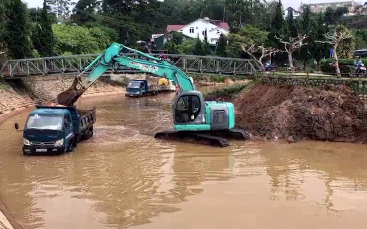 Đà Lạt nạo vét suối Cam Ly để hạn chế ngập úng