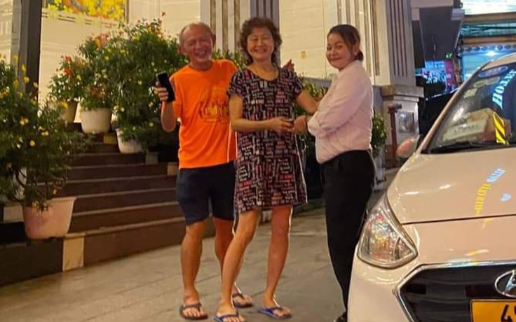 Nữ tài xế taxi ở Đà Lạt tìm cho được du khách nước ngoài để trả điện thoại