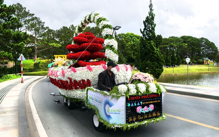 Độc đáo xe hoa của các làng hoa trên đường phố Đà Lạt