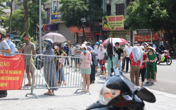 Người Hà Nội xếp hàng dài, đợi cả tiếng mua bánh trung thu tại điểm bán lưu động