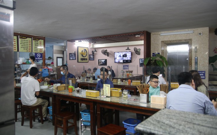 Hàng quán bán trực tiếp: Người Hà Nội đội mưa đến quán thưởng thức bát phở nóng