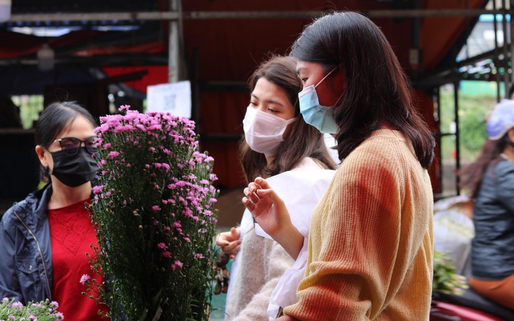 Chợ hoa lớn nhất Hà Nội đông khách trước ngày 20.10, ai cũng mong buôn bán ổn định