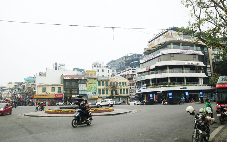 Người Hà Nội đón năm mới khác lạ, đường phố thông thoáng ngày đầu năm 2022