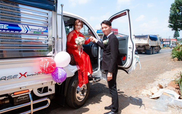 Đám cưới độc đáo: Chú rể rước dâu bằng xe tải khiến gia đình nhà gái... choáng