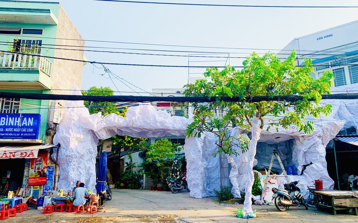 Những xóm đạo ngập tràn Giáng sinh ở TP.HCM: Người Công giáo phấn khởi làm hang đá, sắm áo mới