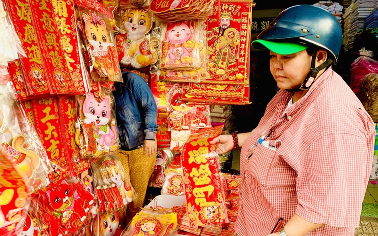 Chợ đồ trang trí lớn nhất TP.HCM nhộn nhịp, bao lì xì hình con mèo ‘cháy hàng’