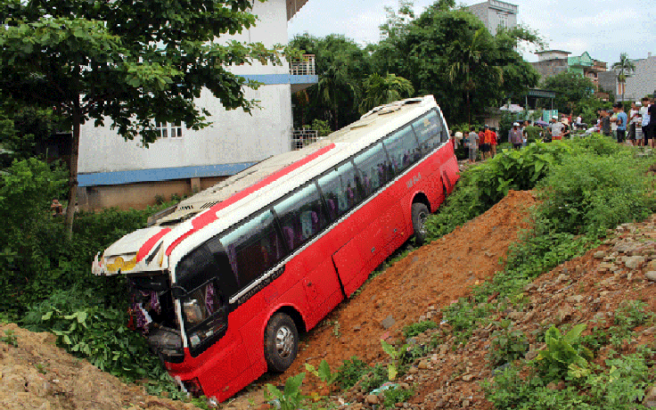 Ô tô chở 22 khách Trung Quốc gặp tai nạn ở Quảng Ninh