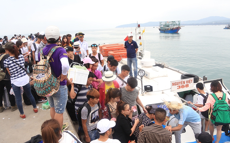 Hơn 5.000 du khách bị mắc kẹt trên đảo Cô Tô đang trở về đất liền