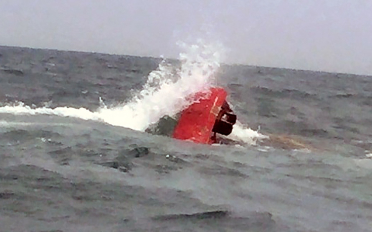 Bộ đội Biên phòng Quảng Ninh cứu 7 ngư dân gặp nạn trên biển