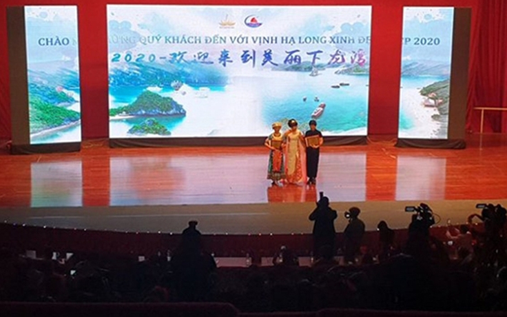 Thêm đoàn 700 phụ nữ Trung Quốc mặc áo sườn xám đến Hạ Long tụ tập chụp ảnh