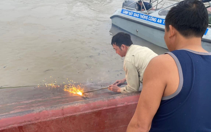 Đắm tàu trên sông Cầm (Quảng Ninh): Cắt vỏ tàu cứu sống một phụ nữ