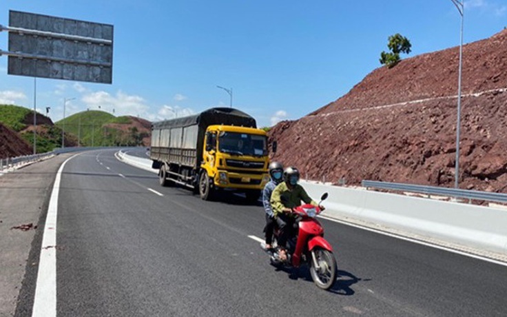 Quảng Ninh: Nguy cơ mất an toàn giao thông trên cao tốc Vân Đồn - Móng Cái