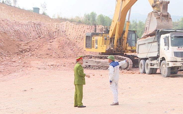 Quảng Ninh: Bắt kẻ tổ chức đường dây khai thác đất trái phép quy mô lớn
