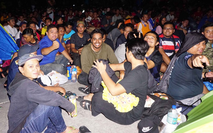 CĐV Malaysia giăng lều, thức suốt đêm 'săn' vé trận chung kết với Việt Nam