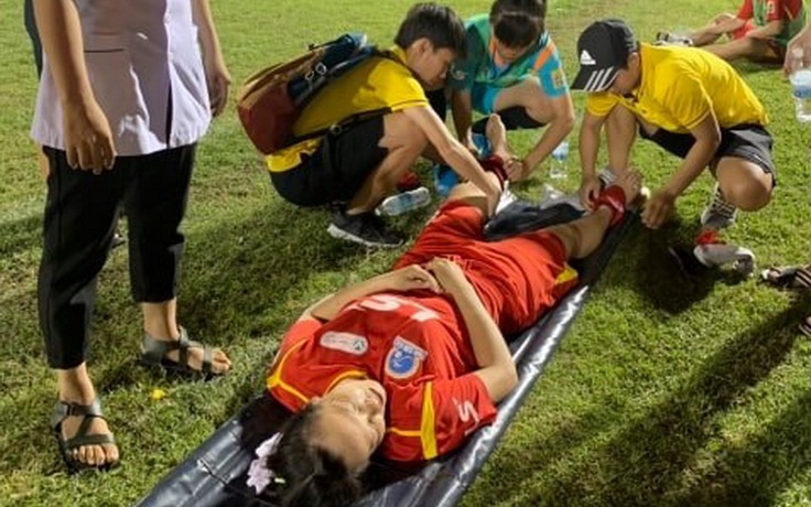 Cắn lưỡi do va chạm, cầu thủ nữ Kim Loan được trọng tài cứu sống kịp thời