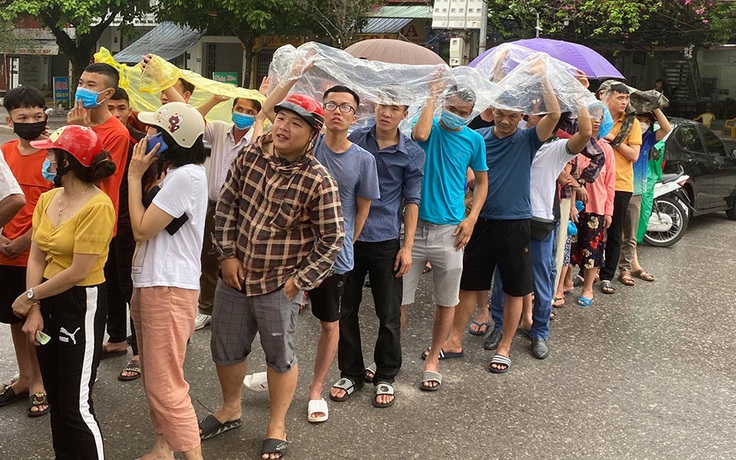 Bất chấp mưa to, người dân Thanh Hoá vẫn đội mưa xếp hàng mua vé xem HAGL
