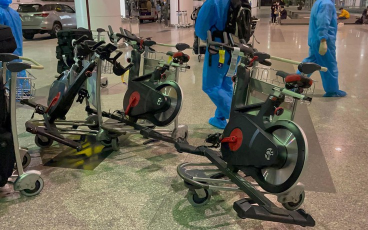 Đội nhà giàu Ả Rập đem 10 tấn hành lý, cả xe đạp xịn sang Việt Nam