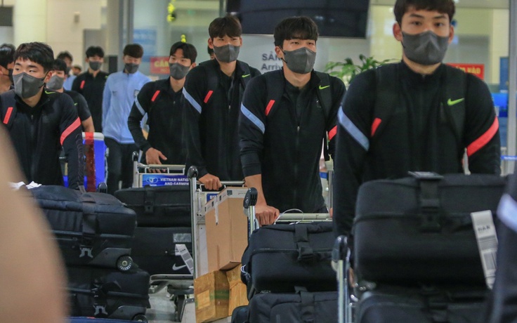 Đội U.20 Hàn Quốc đến Phú Thọ lúc rạng sáng, gây ấn tượng vì chiều cao khủng