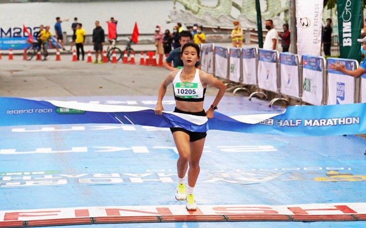 Đàn em của Phạm Thị Hồng Lệ về nhất giải chạy bán marathon Tây Hồ