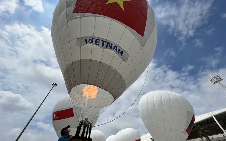 Khinh khí cầu khổng lồ mang cờ 11 nước dự SEA Games, xuất hiện ở Mỹ Đình