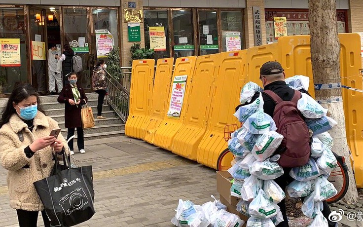 Vũ Hán, chuyện gì bên trong: Ca thán giá cả leo cao, nhiều nhà lập tổ mua đồ ăn