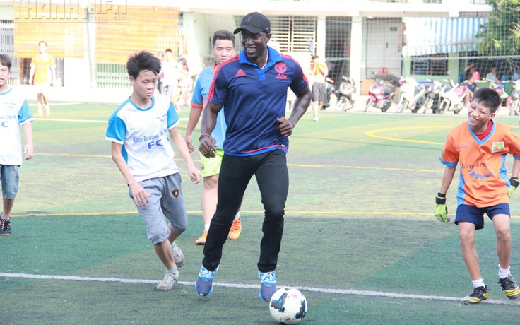 Hai cựu danh thủ của M.U chơi bóng cùng trẻ em Hà Nội