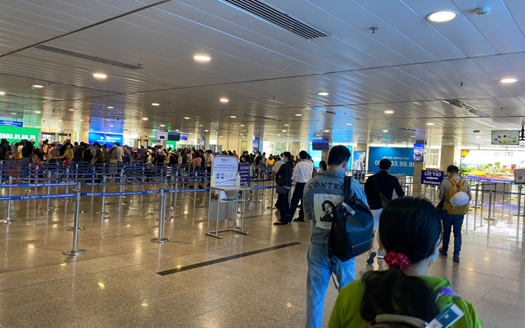 Trước kỳ nghỉ lễ 30.4 - 1.5, sân bay Tân Sơn Nhất đông khách nhưng không ùn tắc