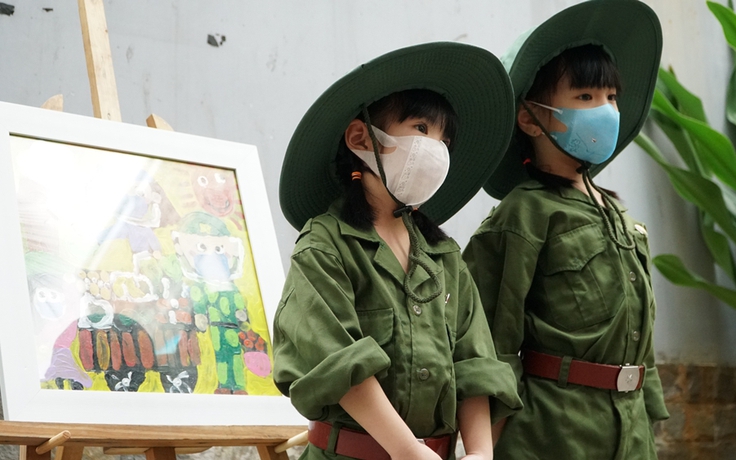 Hai bé gái ở TP.HCM vẽ tranh tặng chú bộ đội sau khi hẻm được phát rau